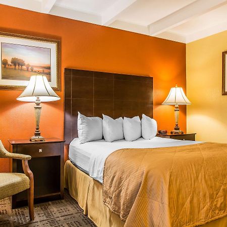 Clarion Hotel & Suites Hamden-New Haven Εξωτερικό φωτογραφία