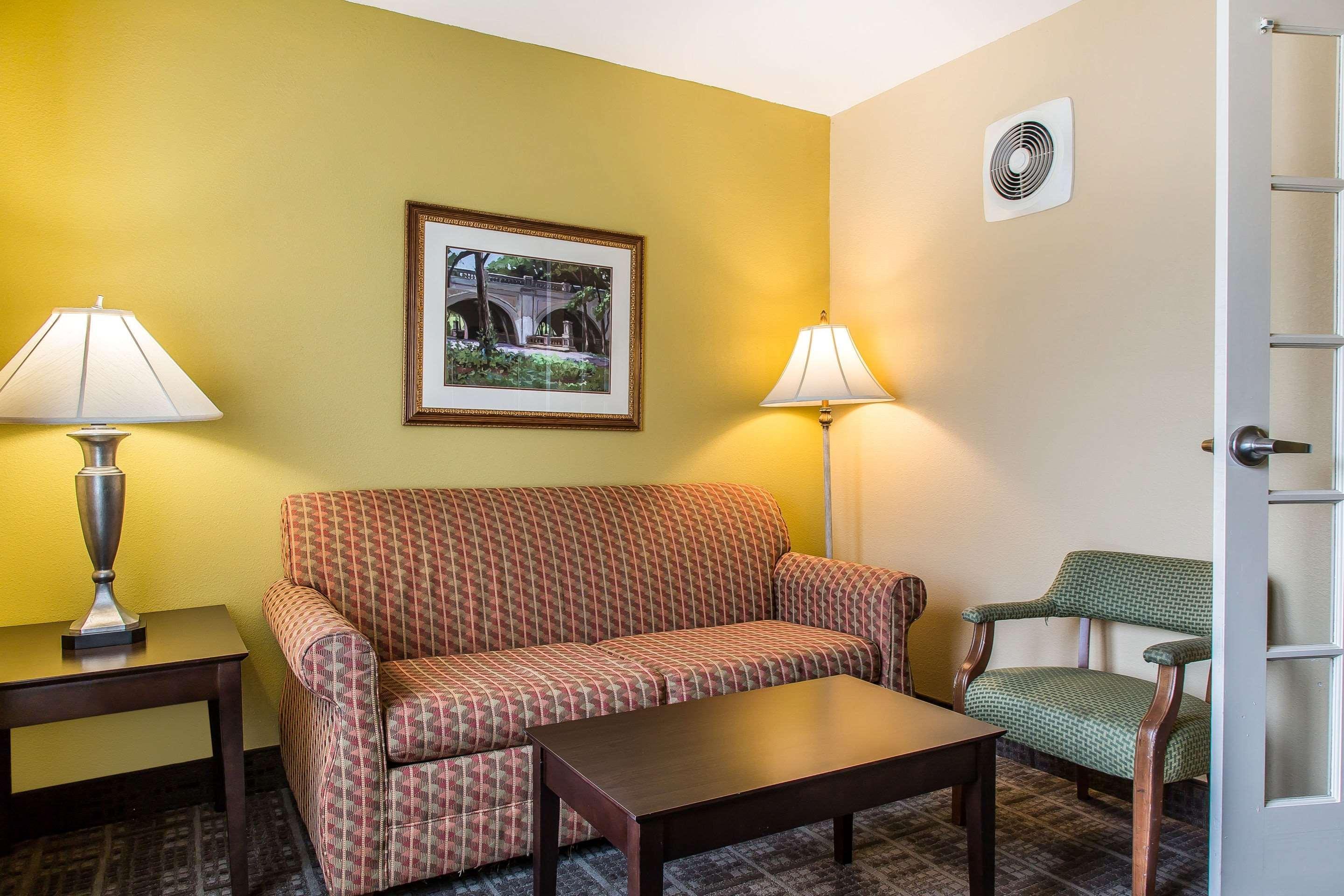 Clarion Hotel & Suites Hamden-New Haven Εξωτερικό φωτογραφία