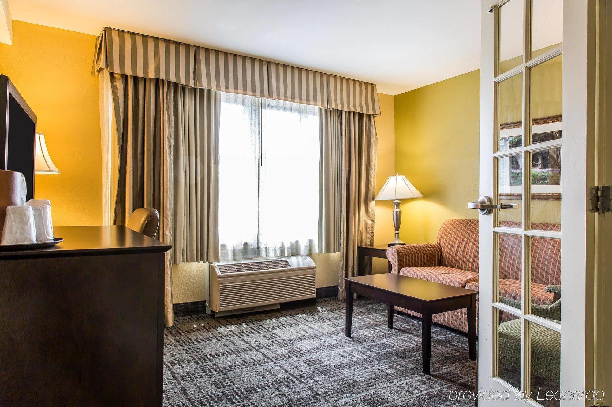 Clarion Hotel & Suites Hamden-New Haven Εξωτερικό φωτογραφία